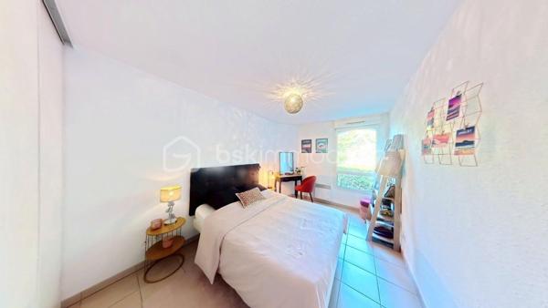 Situé au sein d’une résidence soignée et verdoyante à Grenade (31330), découvrez ce bel appartement T3 de 61 m² au 1er étage sur 2, lumineux et fonctionnel, offrant un cadre de vie agréable à proximité des commodités.

Dès l’entrée, vous serez séduit par ses beaux volumes et sa luminosité naturelle. L’espace de vie s’ouvre sur une agréable terrasse d’environ 8 m², idéale pour profiter des beaux jours dans un environnement calme et arboré.

La résidence, particulièrement bien entretenue, bénéficie d’un environnement verdoyant et propose des prestations recherchées, notamment une piscine privative réservée aux résidents, parfaite pour les journées estivales.

Côté stationnement, le bien dispose de deux places de parking extérieures sécurisées, au sein d’une résidence fermée et équipée d’un système de vidéosurveillance, apportant confort et sérénité au quotidien.

Un appartement idéal pour une résidence principale, un premier achat ou un investissement locatif, alliant confort, sécurité et qualité de vie.

Visite virtuelle sur demande.
