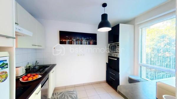 Situé au sein d’une résidence soignée et verdoyante à Grenade (31330), découvrez ce bel appartement T3 de 61 m² au 1er étage sur 2, lumineux et fonctionnel, offrant un cadre de vie agréable à proximité des commodités.

Dès l’entrée, vous serez séduit par ses beaux volumes et sa luminosité naturelle. L’espace de vie s’ouvre sur une agréable terrasse d’environ 8 m², idéale pour profiter des beaux jours dans un environnement calme et arboré.

La résidence, particulièrement bien entretenue, bénéficie d’un environnement verdoyant et propose des prestations recherchées, notamment une piscine privative réservée aux résidents, parfaite pour les journées estivales.

Côté stationnement, le bien dispose de deux places de parking extérieures sécurisées, au sein d’une résidence fermée et équipée d’un système de vidéosurveillance, apportant confort et sérénité au quotidien.

Un appartement idéal pour une résidence principale, un premier achat ou un investissement locatif, alliant confort, sécurité et qualité de vie.

Visite virtuelle sur demande.