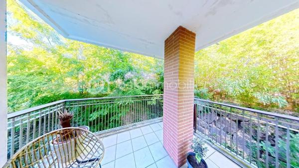 Situé au sein d’une résidence soignée et verdoyante à Grenade (31330), découvrez ce bel appartement T3 de 61 m² au 1er étage sur 2, lumineux et fonctionnel, offrant un cadre de vie agréable à proximité des commodités.

Dès l’entrée, vous serez séduit par ses beaux volumes et sa luminosité naturelle. L’espace de vie s’ouvre sur une agréable terrasse d’environ 8 m², idéale pour profiter des beaux jours dans un environnement calme et arboré.

La résidence, particulièrement bien entretenue, bénéficie d’un environnement verdoyant et propose des prestations recherchées, notamment une piscine privative réservée aux résidents, parfaite pour les journées estivales.

Côté stationnement, le bien dispose de deux places de parking extérieures sécurisées, au sein d’une résidence fermée et équipée d’un système de vidéosurveillance, apportant confort et sérénité au quotidien.

Un appartement idéal pour une résidence principale, un premier achat ou un investissement locatif, alliant confort, sécurité et qualité de vie.

Visite virtuelle sur demande.