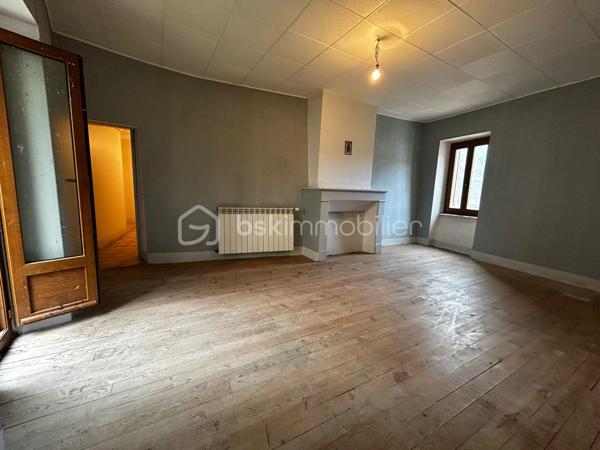 Maison de village en pierre à 20 minutes de Millau et 15 minutes de Saint-Affrique. 

La maison dispose en rez-de-chaussée d'une spacieuse cave de 20,56m² ainsi qu'un espace chaufferie de 26 m².
Au premier étage se situe la cuisine avec salle à manger ainsi qu'un séjour donnant sur une terrasse.
Le deuxième étage est constitué de deux chambres ainsi qu'une salle d'eau avec WC.
Enfin au troisième et dernier étage des combles de 51 m² environ sont aménageables.

Les prestations de la maison :porte d'entrée aluminium, pompe à chaleur et salle d'eau  (4 ans), double vitrage PVC et alu sauf sur une menuiserie.

Des travaux sur la toiture sont à réaliser ainsi qu'un rafraîchissement sur l'ensemble de la maison.