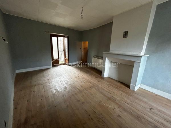 Maison de village en pierre à 20 minutes de Millau et 15 minutes de Saint-Affrique. 

La maison dispose en rez-de-chaussée d'une spacieuse cave de 20,56m² ainsi qu'un espace chaufferie de 26 m².
Au premier étage se situe la cuisine avec salle à manger ainsi qu'un séjour donnant sur une terrasse.
Le deuxième étage est constitué de deux chambres ainsi qu'une salle d'eau avec WC.
Enfin au troisième et dernier étage des combles de 51 m² environ sont aménageables.

Les prestations de la maison :porte d'entrée aluminium, pompe à chaleur et salle d'eau  (4 ans), double vitrage PVC et alu sauf sur une menuiserie.

Des travaux sur la toiture sont à réaliser ainsi qu'un rafraîchissement sur l'ensemble de la maison.