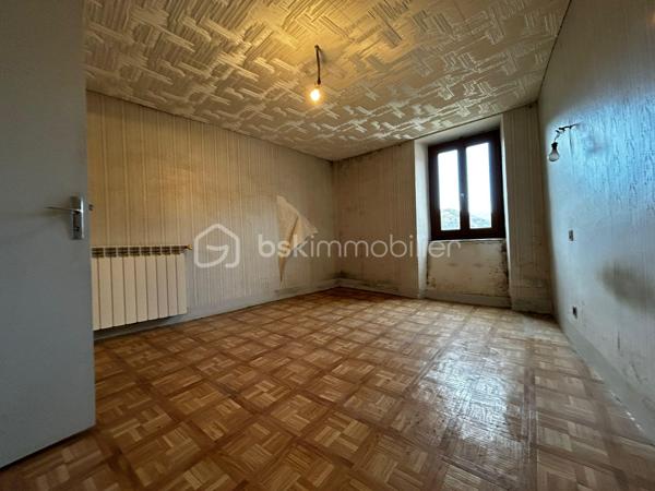 Maison de village en pierre à 20 minutes de Millau et 15 minutes de Saint-Affrique. 

La maison dispose en rez-de-chaussée d'une spacieuse cave de 20,56m² ainsi qu'un espace chaufferie de 26 m².
Au premier étage se situe la cuisine avec salle à manger ainsi qu'un séjour donnant sur une terrasse.
Le deuxième étage est constitué de deux chambres ainsi qu'une salle d'eau avec WC.
Enfin au troisième et dernier étage des combles de 51 m² environ sont aménageables.

Les prestations de la maison :porte d'entrée aluminium, pompe à chaleur et salle d'eau  (4 ans), double vitrage PVC et alu sauf sur une menuiserie.

Des travaux sur la toiture sont à réaliser ainsi qu'un rafraîchissement sur l'ensemble de la maison.
