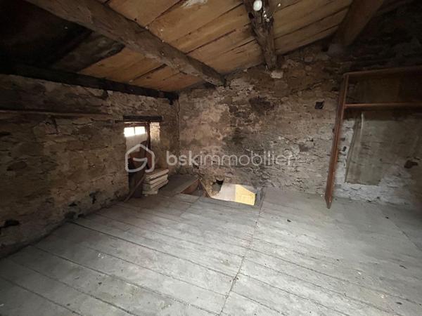 Maison de village en pierre à 20 minutes de Millau et 15 minutes de Saint-Affrique. 

La maison dispose en rez-de-chaussée d'une spacieuse cave de 20,56m² ainsi qu'un espace chaufferie de 26 m².
Au premier étage se situe la cuisine avec salle à manger ainsi qu'un séjour donnant sur une terrasse.
Le deuxième étage est constitué de deux chambres ainsi qu'une salle d'eau avec WC.
Enfin au troisième et dernier étage des combles de 51 m² environ sont aménageables.

Les prestations de la maison :porte d'entrée aluminium, pompe à chaleur et salle d'eau  (4 ans), double vitrage PVC et alu sauf sur une menuiserie.

Des travaux sur la toiture sont à réaliser ainsi qu'un rafraîchissement sur l'ensemble de la maison.