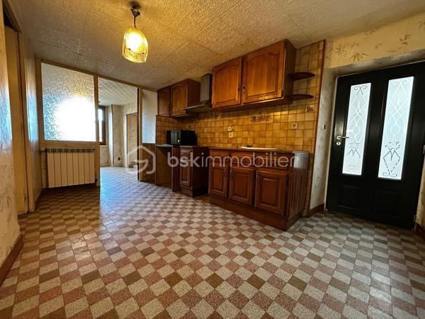 Maison de village en pierre à 20 minutes de Millau et 15 minutes de Saint-Affrique. 

La maison dispose en rez-de-chaussée d'une spacieuse cave de 20,56m² ainsi qu'un espace chaufferie de 26 m².
Au premier étage se situe la cuisine avec salle à manger ainsi qu'un séjour donnant sur une terrasse.
Le deuxième étage est constitué de deux chambres ainsi qu'une salle d'eau avec WC.
Enfin au troisième et dernier étage des combles de 51 m² environ sont aménageables.

Les prestations de la maison :porte d'entrée aluminium, pompe à chaleur et salle d'eau  (4 ans), double vitrage PVC et alu sauf sur une menuiserie.

Des travaux sur la toiture sont à réaliser ainsi qu'un rafraîchissement sur l'ensemble de la maison.