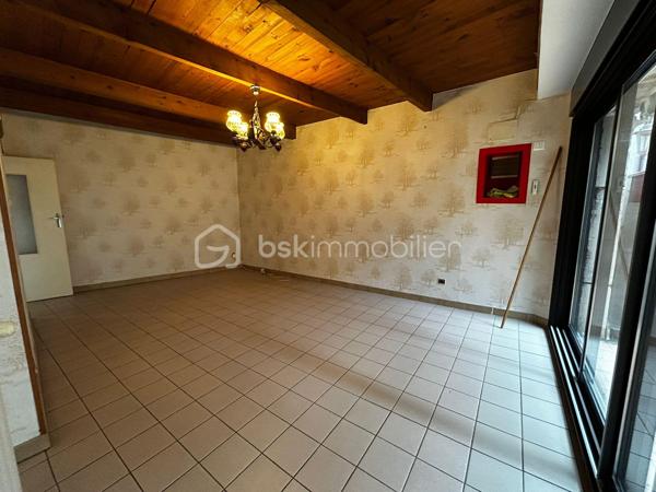 Maison de village en pierre à 20 minutes de Millau et 15 minutes de Saint-Affrique. 

La maison dispose en rez-de-chaussée d'une spacieuse cave de 20,56m² ainsi qu'un espace chaufferie de 26 m².
Au premier étage se situe la cuisine avec salle à manger ainsi qu'un séjour donnant sur une terrasse.
Le deuxième étage est constitué de deux chambres ainsi qu'une salle d'eau avec WC.
Enfin au troisième et dernier étage des combles de 51 m² environ sont aménageables.

Les prestations de la maison :porte d'entrée aluminium, pompe à chaleur et salle d'eau  (4 ans), double vitrage PVC et alu sauf sur une menuiserie.

Des travaux sur la toiture sont à réaliser ainsi qu'un rafraîchissement sur l'ensemble de la maison.