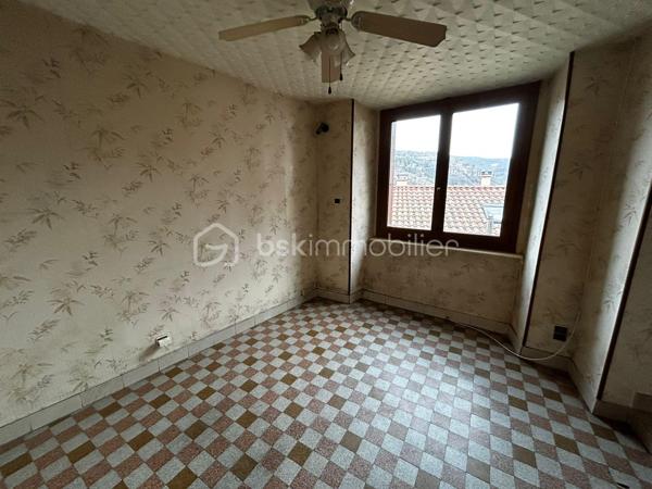 Maison de village en pierre à 20 minutes de Millau et 15 minutes de Saint-Affrique. 

La maison dispose en rez-de-chaussée d'une spacieuse cave de 20,56m² ainsi qu'un espace chaufferie de 26 m².
Au premier étage se situe la cuisine avec salle à manger ainsi qu'un séjour donnant sur une terrasse.
Le deuxième étage est constitué de deux chambres ainsi qu'une salle d'eau avec WC.
Enfin au troisième et dernier étage des combles de 51 m² environ sont aménageables.

Les prestations de la maison :porte d'entrée aluminium, pompe à chaleur et salle d'eau  (4 ans), double vitrage PVC et alu sauf sur une menuiserie.

Des travaux sur la toiture sont à réaliser ainsi qu'un rafraîchissement sur l'ensemble de la maison.