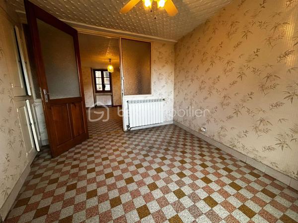 Maison de village en pierre à 20 minutes de Millau et 15 minutes de Saint-Affrique. 

La maison dispose en rez-de-chaussée d'une spacieuse cave de 20,56m² ainsi qu'un espace chaufferie de 26 m².
Au premier étage se situe la cuisine avec salle à manger ainsi qu'un séjour donnant sur une terrasse.
Le deuxième étage est constitué de deux chambres ainsi qu'une salle d'eau avec WC.
Enfin au troisième et dernier étage des combles de 51 m² environ sont aménageables.

Les prestations de la maison :porte d'entrée aluminium, pompe à chaleur et salle d'eau  (4 ans), double vitrage PVC et alu sauf sur une menuiserie.

Des travaux sur la toiture sont à réaliser ainsi qu'un rafraîchissement sur l'ensemble de la maison.