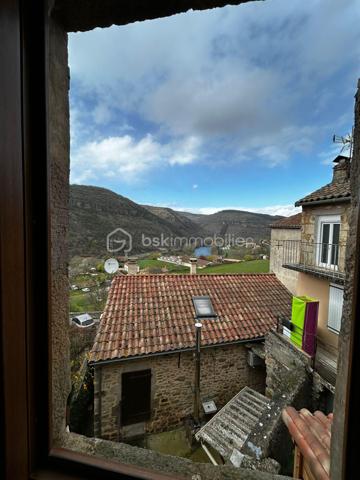 Maison de village en pierre à 20 minutes de Millau et 15 minutes de Saint-Affrique. 

La maison dispose en rez-de-chaussée d'une spacieuse cave de 20,56m² ainsi qu'un espace chaufferie de 26 m².
Au premier étage se situe la cuisine avec salle à manger ainsi qu'un séjour donnant sur une terrasse.
Le deuxième étage est constitué de deux chambres ainsi qu'une salle d'eau avec WC.
Enfin au troisième et dernier étage des combles de 51 m² environ sont aménageables.

Les prestations de la maison :porte d'entrée aluminium, pompe à chaleur et salle d'eau  (4 ans), double vitrage PVC et alu sauf sur une menuiserie.

Des travaux sur la toiture sont à réaliser ainsi qu'un rafraîchissement sur l'ensemble de la maison.