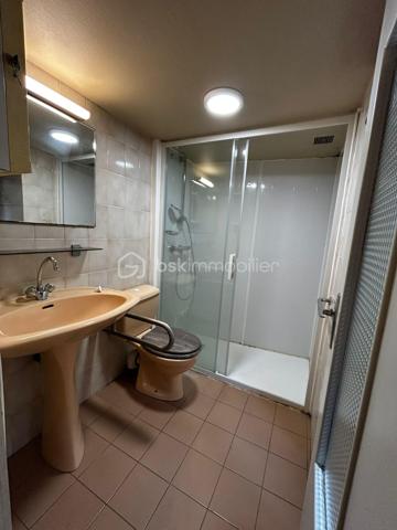 Maison de village en pierre à 20 minutes de Millau et 15 minutes de Saint-Affrique. 

La maison dispose en rez-de-chaussée d'une spacieuse cave de 20,56m² ainsi qu'un espace chaufferie de 26 m².
Au premier étage se situe la cuisine avec salle à manger ainsi qu'un séjour donnant sur une terrasse.
Le deuxième étage est constitué de deux chambres ainsi qu'une salle d'eau avec WC.
Enfin au troisième et dernier étage des combles de 51 m² environ sont aménageables.

Les prestations de la maison :porte d'entrée aluminium, pompe à chaleur et salle d'eau  (4 ans), double vitrage PVC et alu sauf sur une menuiserie.

Des travaux sur la toiture sont à réaliser ainsi qu'un rafraîchissement sur l'ensemble de la maison.