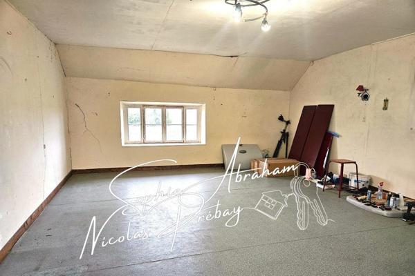 Maison à rénover avec grange attenante et grand terrain