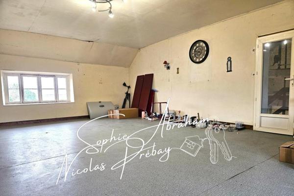 Maison à rénover avec grange attenante et grand terrain