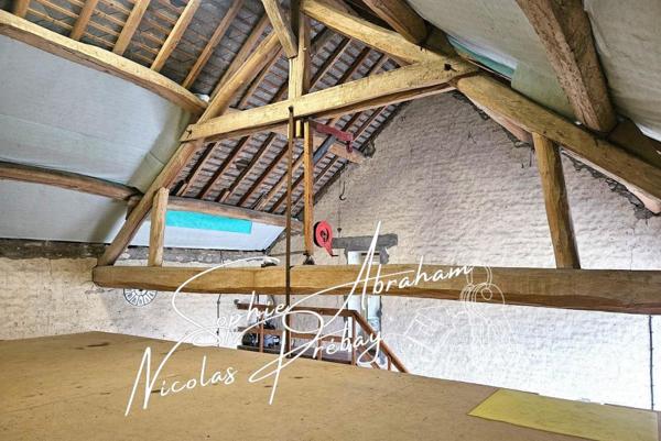 Maison à rénover avec grange attenante et grand terrain