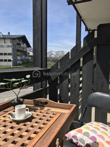 Venez découvrir ce charmant studio situé au cœur de la plus grande station des Pyrénées, à seulement quelques pas des pistes de ski.

Orienté plein sud, cet appartement offre une vue sympathique depuis son balcon, parfait pour profiter du soleil et du paysage à toute heure. Fonctionnel et bien pensé, il constitue le pied-à-terre idéal pour vos escapades en montagne, que ce soit pour les sports d’hiver ou les activités estivales.

Ce studio se distingue par :

Un espace de vie optimisé avec trois couchages, idéal pour un couple, une petite famille ou un séjour entre amis.
Une résidence bien entretenue, avec ascenseur et service de gardiennage pour plus de tranquillité et de sécurité.
Possibilité de parking gratuit au pied de l’immeuble.
Emplacement privilégié au cœur de la station : commerces, restaurants, activités et remontées mécaniques à proximité immédiate.
Un excellent investissement locatif
Très recherchée par les amateurs de montagne, cette station offre une forte demande locative toute l’année. Grâce à sa localisation exceptionnelle et sa fonctionnalité, ce bien représente un potentiel de rendement intéressant, que vous souhaitiez l’utiliser personnellement ou le mettre en location.

Visites possibles le dimanche !

Ne laissez pas passer cette opportunité rare d’acquérir un appartement fonctionnel, bien placé et prêt à vivre.
Contactez-moi dès aujourd’hui pour réserver votre visite et découvrir ce petit cocon montagnard !


------------------------------------------------

🌄 ¡Un nidito acogedor en la montaña con balcón soleado!

Ideal para tus vacaciones de invierno y verano

Descubre este encantador estudio situado en el corazón de la mayor estación de los Pirineos, a solo unos pasos de las pistas de esquí.

Orientado al sur, este apartamento ofrece una vista agradable desde su balcón, perfecto para disfrutar del sol y del paisaje en cualquier momento. Funcional y bien distribuido, es el lugar ideal para tus escapadas a la montaña, tanto en invierno para los deportes de nieve como en verano para actividades al aire libre.

Este estudio se distingue por:

Un espacio de vida optimizado con tres plazas de dormir, ideal para parejas, familias pequeñas o escapadas con amigos.
Una residencia bien mantenida, con ascensor y servicio de conserjería para mayor tranquilidad y seguridad.
Posibilidad de parking gratuito al pie del edificio.
Ubicación privilegiada en el centro de la estación: comercios, restaurantes, actividades y remontes mecánicos a pocos metros.
Excelente inversión locativa.
Muy demandada por los amantes de la montaña, esta estación tiene una alta demanda de alquiler durante todo el año. Gracias a su ubicación excepcional y su funcionalidad, este inmueble ofrece un interesante potencial de rentabilidad, ya sea para uso personal o para alquilarlo.

¡Visitas posibles el domingo!

No dejes pasar esta rara oportunidad de adquirir un apartamento funcional, bien ubicado y listo para disfrutar.
Contáctame hoy mismo para reservar tu visita y descubrir este pequeño rincón montañés.


------------------------------------------------------------------------

🌄 A Cozy Mountain Nest with Sunny Balcony!

Perfect for Winter & Summer Holidays

Come and discover this charming studio located in the heart of the largest ski resort in the Pyrenees, just steps away from the ski slopes.

South-facing, this apartment offers a pleasant view from its balcony, ideal for enjoying the sun and the scenery at any time. Functional and well-designed, it is the perfect base for your mountain getaways, whether for winter sports or summer outdoor activities.

This studio stands out for:

An optimized living space with three sleeping places, perfect for couples, small families or trips with friends.
A well-maintained residence with lift and concierge service for added peace of mind and security.
Free parking available at the foot of the building.
Prime location in the heart of the resort: shops, restaurants, activities and ski lifts within walking distance.
Excellent rental investment
Highly sought after by mountain enthusiasts, this resort enjoys strong rental demand all year round. Thanks to its exceptional location and functionality, this property offers a very interesting return potential, whether for personal use or for renting out.

Viewings available on Sundays!

Don’t miss this rare opportunity to acquire a functional, well-located apartment ready to enjoy.
Contact me today to book your visit and discover this little mountain cocoon!