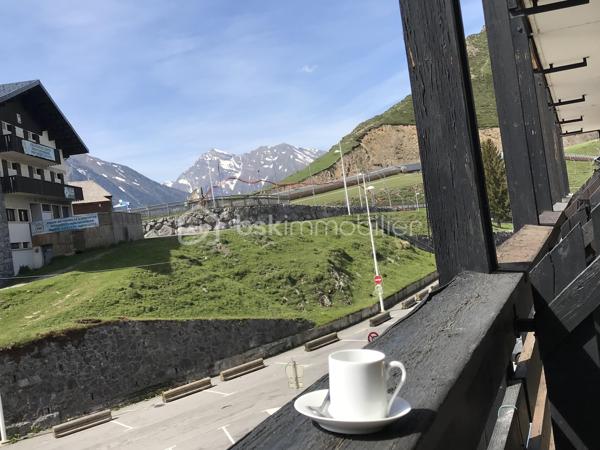 Venez découvrir ce charmant studio situé au cœur de la plus grande station des Pyrénées, à seulement quelques pas des pistes de ski.

Orienté plein sud, cet appartement offre une vue sympathique depuis son balcon, parfait pour profiter du soleil et du paysage à toute heure. Fonctionnel et bien pensé, il constitue le pied-à-terre idéal pour vos escapades en montagne, que ce soit pour les sports d’hiver ou les activités estivales.

Ce studio se distingue par :

Un espace de vie optimisé avec trois couchages, idéal pour un couple, une petite famille ou un séjour entre amis.
Une résidence bien entretenue, avec ascenseur et service de gardiennage pour plus de tranquillité et de sécurité.
Possibilité de parking gratuit au pied de l’immeuble.
Emplacement privilégié au cœur de la station : commerces, restaurants, activités et remontées mécaniques à proximité immédiate.
Un excellent investissement locatif
Très recherchée par les amateurs de montagne, cette station offre une forte demande locative toute l’année. Grâce à sa localisation exceptionnelle et sa fonctionnalité, ce bien représente un potentiel de rendement intéressant, que vous souhaitiez l’utiliser personnellement ou le mettre en location.

Visites possibles le dimanche !

Ne laissez pas passer cette opportunité rare d’acquérir un appartement fonctionnel, bien placé et prêt à vivre.
Contactez-moi dès aujourd’hui pour réserver votre visite et découvrir ce petit cocon montagnard !


------------------------------------------------

🌄 ¡Un nidito acogedor en la montaña con balcón soleado!

Ideal para tus vacaciones de invierno y verano

Descubre este encantador estudio situado en el corazón de la mayor estación de los Pirineos, a solo unos pasos de las pistas de esquí.

Orientado al sur, este apartamento ofrece una vista agradable desde su balcón, perfecto para disfrutar del sol y del paisaje en cualquier momento. Funcional y bien distribuido, es el lugar ideal para tus escapadas a la montaña, tanto en invierno para los deportes de nieve como en verano para actividades al aire libre.

Este estudio se distingue por:

Un espacio de vida optimizado con tres plazas de dormir, ideal para parejas, familias pequeñas o escapadas con amigos.
Una residencia bien mantenida, con ascensor y servicio de conserjería para mayor tranquilidad y seguridad.
Posibilidad de parking gratuito al pie del edificio.
Ubicación privilegiada en el centro de la estación: comercios, restaurantes, actividades y remontes mecánicos a pocos metros.
Excelente inversión locativa.
Muy demandada por los amantes de la montaña, esta estación tiene una alta demanda de alquiler durante todo el año. Gracias a su ubicación excepcional y su funcionalidad, este inmueble ofrece un interesante potencial de rentabilidad, ya sea para uso personal o para alquilarlo.

¡Visitas posibles el domingo!

No dejes pasar esta rara oportunidad de adquirir un apartamento funcional, bien ubicado y listo para disfrutar.
Contáctame hoy mismo para reservar tu visita y descubrir este pequeño rincón montañés.


------------------------------------------------------------------------

🌄 A Cozy Mountain Nest with Sunny Balcony!

Perfect for Winter & Summer Holidays

Come and discover this charming studio located in the heart of the largest ski resort in the Pyrenees, just steps away from the ski slopes.

South-facing, this apartment offers a pleasant view from its balcony, ideal for enjoying the sun and the scenery at any time. Functional and well-designed, it is the perfect base for your mountain getaways, whether for winter sports or summer outdoor activities.

This studio stands out for:

An optimized living space with three sleeping places, perfect for couples, small families or trips with friends.
A well-maintained residence with lift and concierge service for added peace of mind and security.
Free parking available at the foot of the building.
Prime location in the heart of the resort: shops, restaurants, activities and ski lifts within walking distance.
Excellent rental investment
Highly sought after by mountain enthusiasts, this resort enjoys strong rental demand all year round. Thanks to its exceptional location and functionality, this property offers a very interesting return potential, whether for personal use or for renting out.

Viewings available on Sundays!

Don’t miss this rare opportunity to acquire a functional, well-located apartment ready to enjoy.
Contact me today to book your visit and discover this little mountain cocoon!