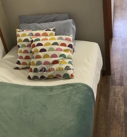 Venez découvrir ce charmant studio situé au cœur de la plus grande station des Pyrénées, à seulement quelques pas des pistes de ski.

Orienté plein sud, cet appartement offre une vue sympathique depuis son balcon, parfait pour profiter du soleil et du paysage à toute heure. Fonctionnel et bien pensé, il constitue le pied-à-terre idéal pour vos escapades en montagne, que ce soit pour les sports d’hiver ou les activités estivales.

Ce studio se distingue par :

Un espace de vie optimisé avec trois couchages, idéal pour un couple, une petite famille ou un séjour entre amis.
Une résidence bien entretenue, avec ascenseur et service de gardiennage pour plus de tranquillité et de sécurité.
Possibilité de parking gratuit au pied de l’immeuble.
Emplacement privilégié au cœur de la station : commerces, restaurants, activités et remontées mécaniques à proximité immédiate.
Un excellent investissement locatif
Très recherchée par les amateurs de montagne, cette station offre une forte demande locative toute l’année. Grâce à sa localisation exceptionnelle et sa fonctionnalité, ce bien représente un potentiel de rendement intéressant, que vous souhaitiez l’utiliser personnellement ou le mettre en location.

Visites possibles le dimanche !

Ne laissez pas passer cette opportunité rare d’acquérir un appartement fonctionnel, bien placé et prêt à vivre.
Contactez-moi dès aujourd’hui pour réserver votre visite et découvrir ce petit cocon montagnard !


------------------------------------------------

🌄 ¡Un nidito acogedor en la montaña con balcón soleado!

Ideal para tus vacaciones de invierno y verano

Descubre este encantador estudio situado en el corazón de la mayor estación de los Pirineos, a solo unos pasos de las pistas de esquí.

Orientado al sur, este apartamento ofrece una vista agradable desde su balcón, perfecto para disfrutar del sol y del paisaje en cualquier momento. Funcional y bien distribuido, es el lugar ideal para tus escapadas a la montaña, tanto en invierno para los deportes de nieve como en verano para actividades al aire libre.

Este estudio se distingue por:

Un espacio de vida optimizado con tres plazas de dormir, ideal para parejas, familias pequeñas o escapadas con amigos.
Una residencia bien mantenida, con ascensor y servicio de conserjería para mayor tranquilidad y seguridad.
Posibilidad de parking gratuito al pie del edificio.
Ubicación privilegiada en el centro de la estación: comercios, restaurantes, actividades y remontes mecánicos a pocos metros.
Excelente inversión locativa.
Muy demandada por los amantes de la montaña, esta estación tiene una alta demanda de alquiler durante todo el año. Gracias a su ubicación excepcional y su funcionalidad, este inmueble ofrece un interesante potencial de rentabilidad, ya sea para uso personal o para alquilarlo.

¡Visitas posibles el domingo!

No dejes pasar esta rara oportunidad de adquirir un apartamento funcional, bien ubicado y listo para disfrutar.
Contáctame hoy mismo para reservar tu visita y descubrir este pequeño rincón montañés.


------------------------------------------------------------------------

🌄 A Cozy Mountain Nest with Sunny Balcony!

Perfect for Winter & Summer Holidays

Come and discover this charming studio located in the heart of the largest ski resort in the Pyrenees, just steps away from the ski slopes.

South-facing, this apartment offers a pleasant view from its balcony, ideal for enjoying the sun and the scenery at any time. Functional and well-designed, it is the perfect base for your mountain getaways, whether for winter sports or summer outdoor activities.

This studio stands out for:

An optimized living space with three sleeping places, perfect for couples, small families or trips with friends.
A well-maintained residence with lift and concierge service for added peace of mind and security.
Free parking available at the foot of the building.
Prime location in the heart of the resort: shops, restaurants, activities and ski lifts within walking distance.
Excellent rental investment
Highly sought after by mountain enthusiasts, this resort enjoys strong rental demand all year round. Thanks to its exceptional location and functionality, this property offers a very interesting return potential, whether for personal use or for renting out.

Viewings available on Sundays!

Don’t miss this rare opportunity to acquire a functional, well-located apartment ready to enjoy.
Contact me today to book your visit and discover this little mountain cocoon!