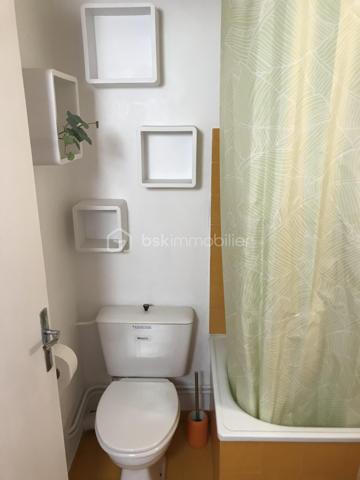 Venez découvrir ce charmant studio situé au cœur de la plus grande station des Pyrénées, à seulement quelques pas des pistes de ski.

Orienté plein sud, cet appartement offre une vue sympathique depuis son balcon, parfait pour profiter du soleil et du paysage à toute heure. Fonctionnel et bien pensé, il constitue le pied-à-terre idéal pour vos escapades en montagne, que ce soit pour les sports d’hiver ou les activités estivales.

Ce studio se distingue par :

Un espace de vie optimisé avec trois couchages, idéal pour un couple, une petite famille ou un séjour entre amis.
Une résidence bien entretenue, avec ascenseur et service de gardiennage pour plus de tranquillité et de sécurité.
Possibilité de parking gratuit au pied de l’immeuble.
Emplacement privilégié au cœur de la station : commerces, restaurants, activités et remontées mécaniques à proximité immédiate.
Un excellent investissement locatif
Très recherchée par les amateurs de montagne, cette station offre une forte demande locative toute l’année. Grâce à sa localisation exceptionnelle et sa fonctionnalité, ce bien représente un potentiel de rendement intéressant, que vous souhaitiez l’utiliser personnellement ou le mettre en location.

Visites possibles le dimanche !

Ne laissez pas passer cette opportunité rare d’acquérir un appartement fonctionnel, bien placé et prêt à vivre.
Contactez-moi dès aujourd’hui pour réserver votre visite et découvrir ce petit cocon montagnard !


------------------------------------------------

🌄 ¡Un nidito acogedor en la montaña con balcón soleado!

Ideal para tus vacaciones de invierno y verano

Descubre este encantador estudio situado en el corazón de la mayor estación de los Pirineos, a solo unos pasos de las pistas de esquí.

Orientado al sur, este apartamento ofrece una vista agradable desde su balcón, perfecto para disfrutar del sol y del paisaje en cualquier momento. Funcional y bien distribuido, es el lugar ideal para tus escapadas a la montaña, tanto en invierno para los deportes de nieve como en verano para actividades al aire libre.

Este estudio se distingue por:

Un espacio de vida optimizado con tres plazas de dormir, ideal para parejas, familias pequeñas o escapadas con amigos.
Una residencia bien mantenida, con ascensor y servicio de conserjería para mayor tranquilidad y seguridad.
Posibilidad de parking gratuito al pie del edificio.
Ubicación privilegiada en el centro de la estación: comercios, restaurantes, actividades y remontes mecánicos a pocos metros.
Excelente inversión locativa.
Muy demandada por los amantes de la montaña, esta estación tiene una alta demanda de alquiler durante todo el año. Gracias a su ubicación excepcional y su funcionalidad, este inmueble ofrece un interesante potencial de rentabilidad, ya sea para uso personal o para alquilarlo.

¡Visitas posibles el domingo!

No dejes pasar esta rara oportunidad de adquirir un apartamento funcional, bien ubicado y listo para disfrutar.
Contáctame hoy mismo para reservar tu visita y descubrir este pequeño rincón montañés.


------------------------------------------------------------------------

🌄 A Cozy Mountain Nest with Sunny Balcony!

Perfect for Winter & Summer Holidays

Come and discover this charming studio located in the heart of the largest ski resort in the Pyrenees, just steps away from the ski slopes.

South-facing, this apartment offers a pleasant view from its balcony, ideal for enjoying the sun and the scenery at any time. Functional and well-designed, it is the perfect base for your mountain getaways, whether for winter sports or summer outdoor activities.

This studio stands out for:

An optimized living space with three sleeping places, perfect for couples, small families or trips with friends.
A well-maintained residence with lift and concierge service for added peace of mind and security.
Free parking available at the foot of the building.
Prime location in the heart of the resort: shops, restaurants, activities and ski lifts within walking distance.
Excellent rental investment
Highly sought after by mountain enthusiasts, this resort enjoys strong rental demand all year round. Thanks to its exceptional location and functionality, this property offers a very interesting return potential, whether for personal use or for renting out.

Viewings available on Sundays!

Don’t miss this rare opportunity to acquire a functional, well-located apartment ready to enjoy.
Contact me today to book your visit and discover this little mountain cocoon!