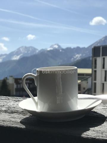 Venez découvrir ce charmant studio situé au cœur de la plus grande station des Pyrénées, à seulement quelques pas des pistes de ski.

Orienté plein sud, cet appartement offre une vue sympathique depuis son balcon, parfait pour profiter du soleil et du paysage à toute heure. Fonctionnel et bien pensé, il constitue le pied-à-terre idéal pour vos escapades en montagne, que ce soit pour les sports d’hiver ou les activités estivales.

Ce studio se distingue par :

Un espace de vie optimisé avec trois couchages, idéal pour un couple, une petite famille ou un séjour entre amis.
Une résidence bien entretenue, avec ascenseur et service de gardiennage pour plus de tranquillité et de sécurité.
Possibilité de parking gratuit au pied de l’immeuble.
Emplacement privilégié au cœur de la station : commerces, restaurants, activités et remontées mécaniques à proximité immédiate.
Un excellent investissement locatif
Très recherchée par les amateurs de montagne, cette station offre une forte demande locative toute l’année. Grâce à sa localisation exceptionnelle et sa fonctionnalité, ce bien représente un potentiel de rendement intéressant, que vous souhaitiez l’utiliser personnellement ou le mettre en location.

Visites possibles le dimanche !

Ne laissez pas passer cette opportunité rare d’acquérir un appartement fonctionnel, bien placé et prêt à vivre.
Contactez-moi dès aujourd’hui pour réserver votre visite et découvrir ce petit cocon montagnard !


------------------------------------------------

🌄 ¡Un nidito acogedor en la montaña con balcón soleado!

Ideal para tus vacaciones de invierno y verano

Descubre este encantador estudio situado en el corazón de la mayor estación de los Pirineos, a solo unos pasos de las pistas de esquí.

Orientado al sur, este apartamento ofrece una vista agradable desde su balcón, perfecto para disfrutar del sol y del paisaje en cualquier momento. Funcional y bien distribuido, es el lugar ideal para tus escapadas a la montaña, tanto en invierno para los deportes de nieve como en verano para actividades al aire libre.

Este estudio se distingue por:

Un espacio de vida optimizado con tres plazas de dormir, ideal para parejas, familias pequeñas o escapadas con amigos.
Una residencia bien mantenida, con ascensor y servicio de conserjería para mayor tranquilidad y seguridad.
Posibilidad de parking gratuito al pie del edificio.
Ubicación privilegiada en el centro de la estación: comercios, restaurantes, actividades y remontes mecánicos a pocos metros.
Excelente inversión locativa.
Muy demandada por los amantes de la montaña, esta estación tiene una alta demanda de alquiler durante todo el año. Gracias a su ubicación excepcional y su funcionalidad, este inmueble ofrece un interesante potencial de rentabilidad, ya sea para uso personal o para alquilarlo.

¡Visitas posibles el domingo!

No dejes pasar esta rara oportunidad de adquirir un apartamento funcional, bien ubicado y listo para disfrutar.
Contáctame hoy mismo para reservar tu visita y descubrir este pequeño rincón montañés.


------------------------------------------------------------------------

🌄 A Cozy Mountain Nest with Sunny Balcony!

Perfect for Winter & Summer Holidays

Come and discover this charming studio located in the heart of the largest ski resort in the Pyrenees, just steps away from the ski slopes.

South-facing, this apartment offers a pleasant view from its balcony, ideal for enjoying the sun and the scenery at any time. Functional and well-designed, it is the perfect base for your mountain getaways, whether for winter sports or summer outdoor activities.

This studio stands out for:

An optimized living space with three sleeping places, perfect for couples, small families or trips with friends.
A well-maintained residence with lift and concierge service for added peace of mind and security.
Free parking available at the foot of the building.
Prime location in the heart of the resort: shops, restaurants, activities and ski lifts within walking distance.
Excellent rental investment
Highly sought after by mountain enthusiasts, this resort enjoys strong rental demand all year round. Thanks to its exceptional location and functionality, this property offers a very interesting return potential, whether for personal use or for renting out.

Viewings available on Sundays!

Don’t miss this rare opportunity to acquire a functional, well-located apartment ready to enjoy.
Contact me today to book your visit and discover this little mountain cocoon!