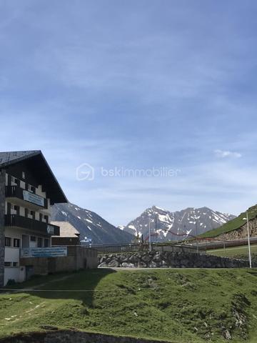 Venez découvrir ce charmant studio situé au cœur de la plus grande station des Pyrénées, à seulement quelques pas des pistes de ski.

Orienté plein sud, cet appartement offre une vue sympathique depuis son balcon, parfait pour profiter du soleil et du paysage à toute heure. Fonctionnel et bien pensé, il constitue le pied-à-terre idéal pour vos escapades en montagne, que ce soit pour les sports d’hiver ou les activités estivales.

Ce studio se distingue par :

Un espace de vie optimisé avec trois couchages, idéal pour un couple, une petite famille ou un séjour entre amis.
Une résidence bien entretenue, avec ascenseur et service de gardiennage pour plus de tranquillité et de sécurité.
Possibilité de parking gratuit au pied de l’immeuble.
Emplacement privilégié au cœur de la station : commerces, restaurants, activités et remontées mécaniques à proximité immédiate.
Un excellent investissement locatif
Très recherchée par les amateurs de montagne, cette station offre une forte demande locative toute l’année. Grâce à sa localisation exceptionnelle et sa fonctionnalité, ce bien représente un potentiel de rendement intéressant, que vous souhaitiez l’utiliser personnellement ou le mettre en location.

Visites possibles le dimanche !

Ne laissez pas passer cette opportunité rare d’acquérir un appartement fonctionnel, bien placé et prêt à vivre.
Contactez-moi dès aujourd’hui pour réserver votre visite et découvrir ce petit cocon montagnard !


------------------------------------------------

🌄 ¡Un nidito acogedor en la montaña con balcón soleado!

Ideal para tus vacaciones de invierno y verano

Descubre este encantador estudio situado en el corazón de la mayor estación de los Pirineos, a solo unos pasos de las pistas de esquí.

Orientado al sur, este apartamento ofrece una vista agradable desde su balcón, perfecto para disfrutar del sol y del paisaje en cualquier momento. Funcional y bien distribuido, es el lugar ideal para tus escapadas a la montaña, tanto en invierno para los deportes de nieve como en verano para actividades al aire libre.

Este estudio se distingue por:

Un espacio de vida optimizado con tres plazas de dormir, ideal para parejas, familias pequeñas o escapadas con amigos.
Una residencia bien mantenida, con ascensor y servicio de conserjería para mayor tranquilidad y seguridad.
Posibilidad de parking gratuito al pie del edificio.
Ubicación privilegiada en el centro de la estación: comercios, restaurantes, actividades y remontes mecánicos a pocos metros.
Excelente inversión locativa.
Muy demandada por los amantes de la montaña, esta estación tiene una alta demanda de alquiler durante todo el año. Gracias a su ubicación excepcional y su funcionalidad, este inmueble ofrece un interesante potencial de rentabilidad, ya sea para uso personal o para alquilarlo.

¡Visitas posibles el domingo!

No dejes pasar esta rara oportunidad de adquirir un apartamento funcional, bien ubicado y listo para disfrutar.
Contáctame hoy mismo para reservar tu visita y descubrir este pequeño rincón montañés.


------------------------------------------------------------------------

🌄 A Cozy Mountain Nest with Sunny Balcony!

Perfect for Winter & Summer Holidays

Come and discover this charming studio located in the heart of the largest ski resort in the Pyrenees, just steps away from the ski slopes.

South-facing, this apartment offers a pleasant view from its balcony, ideal for enjoying the sun and the scenery at any time. Functional and well-designed, it is the perfect base for your mountain getaways, whether for winter sports or summer outdoor activities.

This studio stands out for:

An optimized living space with three sleeping places, perfect for couples, small families or trips with friends.
A well-maintained residence with lift and concierge service for added peace of mind and security.
Free parking available at the foot of the building.
Prime location in the heart of the resort: shops, restaurants, activities and ski lifts within walking distance.
Excellent rental investment
Highly sought after by mountain enthusiasts, this resort enjoys strong rental demand all year round. Thanks to its exceptional location and functionality, this property offers a very interesting return potential, whether for personal use or for renting out.

Viewings available on Sundays!

Don’t miss this rare opportunity to acquire a functional, well-located apartment ready to enjoy.
Contact me today to book your visit and discover this little mountain cocoon!