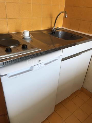 Venez découvrir ce charmant studio situé au cœur de la plus grande station des Pyrénées, à seulement quelques pas des pistes de ski.

Orienté plein sud, cet appartement offre une vue sympathique depuis son balcon, parfait pour profiter du soleil et du paysage à toute heure. Fonctionnel et bien pensé, il constitue le pied-à-terre idéal pour vos escapades en montagne, que ce soit pour les sports d’hiver ou les activités estivales.

Ce studio se distingue par :

Un espace de vie optimisé avec trois couchages, idéal pour un couple, une petite famille ou un séjour entre amis.
Une résidence bien entretenue, avec ascenseur et service de gardiennage pour plus de tranquillité et de sécurité.
Possibilité de parking gratuit au pied de l’immeuble.
Emplacement privilégié au cœur de la station : commerces, restaurants, activités et remontées mécaniques à proximité immédiate.
Un excellent investissement locatif
Très recherchée par les amateurs de montagne, cette station offre une forte demande locative toute l’année. Grâce à sa localisation exceptionnelle et sa fonctionnalité, ce bien représente un potentiel de rendement intéressant, que vous souhaitiez l’utiliser personnellement ou le mettre en location.

Visites possibles le dimanche !

Ne laissez pas passer cette opportunité rare d’acquérir un appartement fonctionnel, bien placé et prêt à vivre.
Contactez-moi dès aujourd’hui pour réserver votre visite et découvrir ce petit cocon montagnard !


------------------------------------------------

🌄 ¡Un nidito acogedor en la montaña con balcón soleado!

Ideal para tus vacaciones de invierno y verano

Descubre este encantador estudio situado en el corazón de la mayor estación de los Pirineos, a solo unos pasos de las pistas de esquí.

Orientado al sur, este apartamento ofrece una vista agradable desde su balcón, perfecto para disfrutar del sol y del paisaje en cualquier momento. Funcional y bien distribuido, es el lugar ideal para tus escapadas a la montaña, tanto en invierno para los deportes de nieve como en verano para actividades al aire libre.

Este estudio se distingue por:

Un espacio de vida optimizado con tres plazas de dormir, ideal para parejas, familias pequeñas o escapadas con amigos.
Una residencia bien mantenida, con ascensor y servicio de conserjería para mayor tranquilidad y seguridad.
Posibilidad de parking gratuito al pie del edificio.
Ubicación privilegiada en el centro de la estación: comercios, restaurantes, actividades y remontes mecánicos a pocos metros.
Excelente inversión locativa.
Muy demandada por los amantes de la montaña, esta estación tiene una alta demanda de alquiler durante todo el año. Gracias a su ubicación excepcional y su funcionalidad, este inmueble ofrece un interesante potencial de rentabilidad, ya sea para uso personal o para alquilarlo.

¡Visitas posibles el domingo!

No dejes pasar esta rara oportunidad de adquirir un apartamento funcional, bien ubicado y listo para disfrutar.
Contáctame hoy mismo para reservar tu visita y descubrir este pequeño rincón montañés.


------------------------------------------------------------------------

🌄 A Cozy Mountain Nest with Sunny Balcony!

Perfect for Winter & Summer Holidays

Come and discover this charming studio located in the heart of the largest ski resort in the Pyrenees, just steps away from the ski slopes.

South-facing, this apartment offers a pleasant view from its balcony, ideal for enjoying the sun and the scenery at any time. Functional and well-designed, it is the perfect base for your mountain getaways, whether for winter sports or summer outdoor activities.

This studio stands out for:

An optimized living space with three sleeping places, perfect for couples, small families or trips with friends.
A well-maintained residence with lift and concierge service for added peace of mind and security.
Free parking available at the foot of the building.
Prime location in the heart of the resort: shops, restaurants, activities and ski lifts within walking distance.
Excellent rental investment
Highly sought after by mountain enthusiasts, this resort enjoys strong rental demand all year round. Thanks to its exceptional location and functionality, this property offers a very interesting return potential, whether for personal use or for renting out.

Viewings available on Sundays!

Don’t miss this rare opportunity to acquire a functional, well-located apartment ready to enjoy.
Contact me today to book your visit and discover this little mountain cocoon!