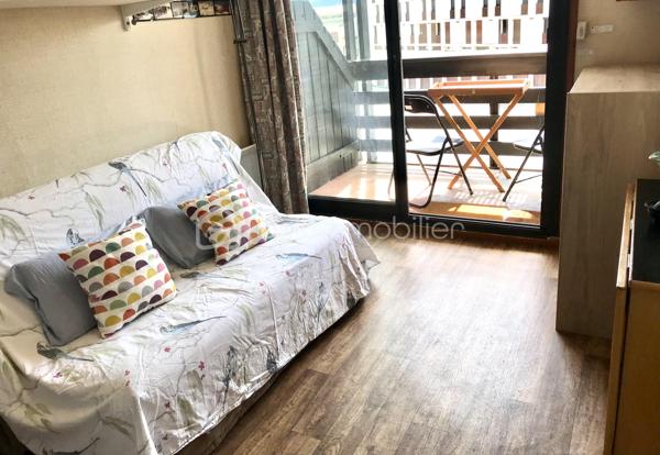 Venez découvrir ce charmant studio situé au cœur de la plus grande station des Pyrénées, à seulement quelques pas des pistes de ski.

Orienté plein sud, cet appartement offre une vue sympathique depuis son balcon, parfait pour profiter du soleil et du paysage à toute heure. Fonctionnel et bien pensé, il constitue le pied-à-terre idéal pour vos escapades en montagne, que ce soit pour les sports d’hiver ou les activités estivales.

Ce studio se distingue par :

Un espace de vie optimisé avec trois couchages, idéal pour un couple, une petite famille ou un séjour entre amis.
Une résidence bien entretenue, avec ascenseur et service de gardiennage pour plus de tranquillité et de sécurité.
Possibilité de parking gratuit au pied de l’immeuble.
Emplacement privilégié au cœur de la station : commerces, restaurants, activités et remontées mécaniques à proximité immédiate.
Un excellent investissement locatif
Très recherchée par les amateurs de montagne, cette station offre une forte demande locative toute l’année. Grâce à sa localisation exceptionnelle et sa fonctionnalité, ce bien représente un potentiel de rendement intéressant, que vous souhaitiez l’utiliser personnellement ou le mettre en location.

Visites possibles le dimanche !

Ne laissez pas passer cette opportunité rare d’acquérir un appartement fonctionnel, bien placé et prêt à vivre.
Contactez-moi dès aujourd’hui pour réserver votre visite et découvrir ce petit cocon montagnard !


------------------------------------------------

🌄 ¡Un nidito acogedor en la montaña con balcón soleado!

Ideal para tus vacaciones de invierno y verano

Descubre este encantador estudio situado en el corazón de la mayor estación de los Pirineos, a solo unos pasos de las pistas de esquí.

Orientado al sur, este apartamento ofrece una vista agradable desde su balcón, perfecto para disfrutar del sol y del paisaje en cualquier momento. Funcional y bien distribuido, es el lugar ideal para tus escapadas a la montaña, tanto en invierno para los deportes de nieve como en verano para actividades al aire libre.

Este estudio se distingue por:

Un espacio de vida optimizado con tres plazas de dormir, ideal para parejas, familias pequeñas o escapadas con amigos.
Una residencia bien mantenida, con ascensor y servicio de conserjería para mayor tranquilidad y seguridad.
Posibilidad de parking gratuito al pie del edificio.
Ubicación privilegiada en el centro de la estación: comercios, restaurantes, actividades y remontes mecánicos a pocos metros.
Excelente inversión locativa.
Muy demandada por los amantes de la montaña, esta estación tiene una alta demanda de alquiler durante todo el año. Gracias a su ubicación excepcional y su funcionalidad, este inmueble ofrece un interesante potencial de rentabilidad, ya sea para uso personal o para alquilarlo.

¡Visitas posibles el domingo!

No dejes pasar esta rara oportunidad de adquirir un apartamento funcional, bien ubicado y listo para disfrutar.
Contáctame hoy mismo para reservar tu visita y descubrir este pequeño rincón montañés.


------------------------------------------------------------------------

🌄 A Cozy Mountain Nest with Sunny Balcony!

Perfect for Winter & Summer Holidays

Come and discover this charming studio located in the heart of the largest ski resort in the Pyrenees, just steps away from the ski slopes.

South-facing, this apartment offers a pleasant view from its balcony, ideal for enjoying the sun and the scenery at any time. Functional and well-designed, it is the perfect base for your mountain getaways, whether for winter sports or summer outdoor activities.

This studio stands out for:

An optimized living space with three sleeping places, perfect for couples, small families or trips with friends.
A well-maintained residence with lift and concierge service for added peace of mind and security.
Free parking available at the foot of the building.
Prime location in the heart of the resort: shops, restaurants, activities and ski lifts within walking distance.
Excellent rental investment
Highly sought after by mountain enthusiasts, this resort enjoys strong rental demand all year round. Thanks to its exceptional location and functionality, this property offers a very interesting return potential, whether for personal use or for renting out.

Viewings available on Sundays!

Don’t miss this rare opportunity to acquire a functional, well-located apartment ready to enjoy.
Contact me today to book your visit and discover this little mountain cocoon!