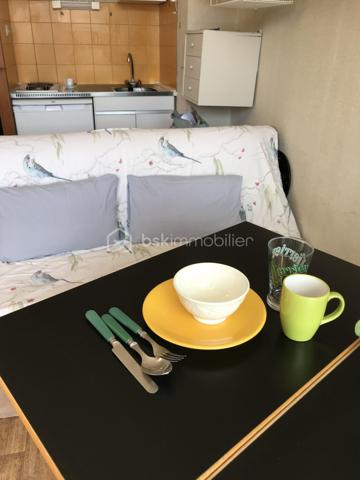Venez découvrir ce charmant studio situé au cœur de la plus grande station des Pyrénées, à seulement quelques pas des pistes de ski.

Orienté plein sud, cet appartement offre une vue sympathique depuis son balcon, parfait pour profiter du soleil et du paysage à toute heure. Fonctionnel et bien pensé, il constitue le pied-à-terre idéal pour vos escapades en montagne, que ce soit pour les sports d’hiver ou les activités estivales.

Ce studio se distingue par :

Un espace de vie optimisé avec trois couchages, idéal pour un couple, une petite famille ou un séjour entre amis.
Une résidence bien entretenue, avec ascenseur et service de gardiennage pour plus de tranquillité et de sécurité.
Possibilité de parking gratuit au pied de l’immeuble.
Emplacement privilégié au cœur de la station : commerces, restaurants, activités et remontées mécaniques à proximité immédiate.
Un excellent investissement locatif
Très recherchée par les amateurs de montagne, cette station offre une forte demande locative toute l’année. Grâce à sa localisation exceptionnelle et sa fonctionnalité, ce bien représente un potentiel de rendement intéressant, que vous souhaitiez l’utiliser personnellement ou le mettre en location.

Visites possibles le dimanche !

Ne laissez pas passer cette opportunité rare d’acquérir un appartement fonctionnel, bien placé et prêt à vivre.
Contactez-moi dès aujourd’hui pour réserver votre visite et découvrir ce petit cocon montagnard !


------------------------------------------------

🌄 ¡Un nidito acogedor en la montaña con balcón soleado!

Ideal para tus vacaciones de invierno y verano

Descubre este encantador estudio situado en el corazón de la mayor estación de los Pirineos, a solo unos pasos de las pistas de esquí.

Orientado al sur, este apartamento ofrece una vista agradable desde su balcón, perfecto para disfrutar del sol y del paisaje en cualquier momento. Funcional y bien distribuido, es el lugar ideal para tus escapadas a la montaña, tanto en invierno para los deportes de nieve como en verano para actividades al aire libre.

Este estudio se distingue por:

Un espacio de vida optimizado con tres plazas de dormir, ideal para parejas, familias pequeñas o escapadas con amigos.
Una residencia bien mantenida, con ascensor y servicio de conserjería para mayor tranquilidad y seguridad.
Posibilidad de parking gratuito al pie del edificio.
Ubicación privilegiada en el centro de la estación: comercios, restaurantes, actividades y remontes mecánicos a pocos metros.
Excelente inversión locativa.
Muy demandada por los amantes de la montaña, esta estación tiene una alta demanda de alquiler durante todo el año. Gracias a su ubicación excepcional y su funcionalidad, este inmueble ofrece un interesante potencial de rentabilidad, ya sea para uso personal o para alquilarlo.

¡Visitas posibles el domingo!

No dejes pasar esta rara oportunidad de adquirir un apartamento funcional, bien ubicado y listo para disfrutar.
Contáctame hoy mismo para reservar tu visita y descubrir este pequeño rincón montañés.


------------------------------------------------------------------------

🌄 A Cozy Mountain Nest with Sunny Balcony!

Perfect for Winter & Summer Holidays

Come and discover this charming studio located in the heart of the largest ski resort in the Pyrenees, just steps away from the ski slopes.

South-facing, this apartment offers a pleasant view from its balcony, ideal for enjoying the sun and the scenery at any time. Functional and well-designed, it is the perfect base for your mountain getaways, whether for winter sports or summer outdoor activities.

This studio stands out for:

An optimized living space with three sleeping places, perfect for couples, small families or trips with friends.
A well-maintained residence with lift and concierge service for added peace of mind and security.
Free parking available at the foot of the building.
Prime location in the heart of the resort: shops, restaurants, activities and ski lifts within walking distance.
Excellent rental investment
Highly sought after by mountain enthusiasts, this resort enjoys strong rental demand all year round. Thanks to its exceptional location and functionality, this property offers a very interesting return potential, whether for personal use or for renting out.

Viewings available on Sundays!

Don’t miss this rare opportunity to acquire a functional, well-located apartment ready to enjoy.
Contact me today to book your visit and discover this little mountain cocoon!