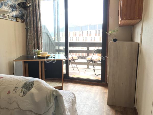 Venez découvrir ce charmant studio situé au cœur de la plus grande station des Pyrénées, à seulement quelques pas des pistes de ski.

Orienté plein sud, cet appartement offre une vue sympathique depuis son balcon, parfait pour profiter du soleil et du paysage à toute heure. Fonctionnel et bien pensé, il constitue le pied-à-terre idéal pour vos escapades en montagne, que ce soit pour les sports d’hiver ou les activités estivales.

Ce studio se distingue par :

Un espace de vie optimisé avec trois couchages, idéal pour un couple, une petite famille ou un séjour entre amis.
Une résidence bien entretenue, avec ascenseur et service de gardiennage pour plus de tranquillité et de sécurité.
Possibilité de parking gratuit au pied de l’immeuble.
Emplacement privilégié au cœur de la station : commerces, restaurants, activités et remontées mécaniques à proximité immédiate.
Un excellent investissement locatif
Très recherchée par les amateurs de montagne, cette station offre une forte demande locative toute l’année. Grâce à sa localisation exceptionnelle et sa fonctionnalité, ce bien représente un potentiel de rendement intéressant, que vous souhaitiez l’utiliser personnellement ou le mettre en location.

Visites possibles le dimanche !

Ne laissez pas passer cette opportunité rare d’acquérir un appartement fonctionnel, bien placé et prêt à vivre.
Contactez-moi dès aujourd’hui pour réserver votre visite et découvrir ce petit cocon montagnard !


------------------------------------------------

🌄 ¡Un nidito acogedor en la montaña con balcón soleado!

Ideal para tus vacaciones de invierno y verano

Descubre este encantador estudio situado en el corazón de la mayor estación de los Pirineos, a solo unos pasos de las pistas de esquí.

Orientado al sur, este apartamento ofrece una vista agradable desde su balcón, perfecto para disfrutar del sol y del paisaje en cualquier momento. Funcional y bien distribuido, es el lugar ideal para tus escapadas a la montaña, tanto en invierno para los deportes de nieve como en verano para actividades al aire libre.

Este estudio se distingue por:

Un espacio de vida optimizado con tres plazas de dormir, ideal para parejas, familias pequeñas o escapadas con amigos.
Una residencia bien mantenida, con ascensor y servicio de conserjería para mayor tranquilidad y seguridad.
Posibilidad de parking gratuito al pie del edificio.
Ubicación privilegiada en el centro de la estación: comercios, restaurantes, actividades y remontes mecánicos a pocos metros.
Excelente inversión locativa.
Muy demandada por los amantes de la montaña, esta estación tiene una alta demanda de alquiler durante todo el año. Gracias a su ubicación excepcional y su funcionalidad, este inmueble ofrece un interesante potencial de rentabilidad, ya sea para uso personal o para alquilarlo.

¡Visitas posibles el domingo!

No dejes pasar esta rara oportunidad de adquirir un apartamento funcional, bien ubicado y listo para disfrutar.
Contáctame hoy mismo para reservar tu visita y descubrir este pequeño rincón montañés.


------------------------------------------------------------------------

🌄 A Cozy Mountain Nest with Sunny Balcony!

Perfect for Winter & Summer Holidays

Come and discover this charming studio located in the heart of the largest ski resort in the Pyrenees, just steps away from the ski slopes.

South-facing, this apartment offers a pleasant view from its balcony, ideal for enjoying the sun and the scenery at any time. Functional and well-designed, it is the perfect base for your mountain getaways, whether for winter sports or summer outdoor activities.

This studio stands out for:

An optimized living space with three sleeping places, perfect for couples, small families or trips with friends.
A well-maintained residence with lift and concierge service for added peace of mind and security.
Free parking available at the foot of the building.
Prime location in the heart of the resort: shops, restaurants, activities and ski lifts within walking distance.
Excellent rental investment
Highly sought after by mountain enthusiasts, this resort enjoys strong rental demand all year round. Thanks to its exceptional location and functionality, this property offers a very interesting return potential, whether for personal use or for renting out.

Viewings available on Sundays!

Don’t miss this rare opportunity to acquire a functional, well-located apartment ready to enjoy.
Contact me today to book your visit and discover this little mountain cocoon!