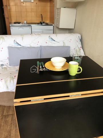 Venez découvrir ce charmant studio situé au cœur de la plus grande station des Pyrénées, à seulement quelques pas des pistes de ski.

Orienté plein sud, cet appartement offre une vue sympathique depuis son balcon, parfait pour profiter du soleil et du paysage à toute heure. Fonctionnel et bien pensé, il constitue le pied-à-terre idéal pour vos escapades en montagne, que ce soit pour les sports d’hiver ou les activités estivales.

Ce studio se distingue par :

Un espace de vie optimisé avec trois couchages, idéal pour un couple, une petite famille ou un séjour entre amis.
Une résidence bien entretenue, avec ascenseur et service de gardiennage pour plus de tranquillité et de sécurité.
Possibilité de parking gratuit au pied de l’immeuble.
Emplacement privilégié au cœur de la station : commerces, restaurants, activités et remontées mécaniques à proximité immédiate.
Un excellent investissement locatif
Très recherchée par les amateurs de montagne, cette station offre une forte demande locative toute l’année. Grâce à sa localisation exceptionnelle et sa fonctionnalité, ce bien représente un potentiel de rendement intéressant, que vous souhaitiez l’utiliser personnellement ou le mettre en location.

Visites possibles le dimanche !

Ne laissez pas passer cette opportunité rare d’acquérir un appartement fonctionnel, bien placé et prêt à vivre.
Contactez-moi dès aujourd’hui pour réserver votre visite et découvrir ce petit cocon montagnard !


------------------------------------------------

🌄 ¡Un nidito acogedor en la montaña con balcón soleado!

Ideal para tus vacaciones de invierno y verano

Descubre este encantador estudio situado en el corazón de la mayor estación de los Pirineos, a solo unos pasos de las pistas de esquí.

Orientado al sur, este apartamento ofrece una vista agradable desde su balcón, perfecto para disfrutar del sol y del paisaje en cualquier momento. Funcional y bien distribuido, es el lugar ideal para tus escapadas a la montaña, tanto en invierno para los deportes de nieve como en verano para actividades al aire libre.

Este estudio se distingue por:

Un espacio de vida optimizado con tres plazas de dormir, ideal para parejas, familias pequeñas o escapadas con amigos.
Una residencia bien mantenida, con ascensor y servicio de conserjería para mayor tranquilidad y seguridad.
Posibilidad de parking gratuito al pie del edificio.
Ubicación privilegiada en el centro de la estación: comercios, restaurantes, actividades y remontes mecánicos a pocos metros.
Excelente inversión locativa.
Muy demandada por los amantes de la montaña, esta estación tiene una alta demanda de alquiler durante todo el año. Gracias a su ubicación excepcional y su funcionalidad, este inmueble ofrece un interesante potencial de rentabilidad, ya sea para uso personal o para alquilarlo.

¡Visitas posibles el domingo!

No dejes pasar esta rara oportunidad de adquirir un apartamento funcional, bien ubicado y listo para disfrutar.
Contáctame hoy mismo para reservar tu visita y descubrir este pequeño rincón montañés.


------------------------------------------------------------------------

🌄 A Cozy Mountain Nest with Sunny Balcony!

Perfect for Winter & Summer Holidays

Come and discover this charming studio located in the heart of the largest ski resort in the Pyrenees, just steps away from the ski slopes.

South-facing, this apartment offers a pleasant view from its balcony, ideal for enjoying the sun and the scenery at any time. Functional and well-designed, it is the perfect base for your mountain getaways, whether for winter sports or summer outdoor activities.

This studio stands out for:

An optimized living space with three sleeping places, perfect for couples, small families or trips with friends.
A well-maintained residence with lift and concierge service for added peace of mind and security.
Free parking available at the foot of the building.
Prime location in the heart of the resort: shops, restaurants, activities and ski lifts within walking distance.
Excellent rental investment
Highly sought after by mountain enthusiasts, this resort enjoys strong rental demand all year round. Thanks to its exceptional location and functionality, this property offers a very interesting return potential, whether for personal use or for renting out.

Viewings available on Sundays!

Don’t miss this rare opportunity to acquire a functional, well-located apartment ready to enjoy.
Contact me today to book your visit and discover this little mountain cocoon!
