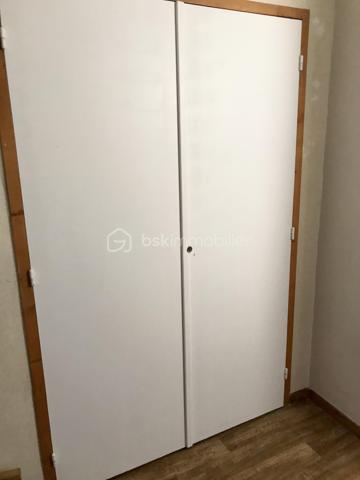 Venez découvrir ce charmant studio situé au cœur de la plus grande station des Pyrénées, à seulement quelques pas des pistes de ski.

Orienté plein sud, cet appartement offre une vue sympathique depuis son balcon, parfait pour profiter du soleil et du paysage à toute heure. Fonctionnel et bien pensé, il constitue le pied-à-terre idéal pour vos escapades en montagne, que ce soit pour les sports d’hiver ou les activités estivales.

Ce studio se distingue par :

Un espace de vie optimisé avec trois couchages, idéal pour un couple, une petite famille ou un séjour entre amis.
Une résidence bien entretenue, avec ascenseur et service de gardiennage pour plus de tranquillité et de sécurité.
Possibilité de parking gratuit au pied de l’immeuble.
Emplacement privilégié au cœur de la station : commerces, restaurants, activités et remontées mécaniques à proximité immédiate.
Un excellent investissement locatif
Très recherchée par les amateurs de montagne, cette station offre une forte demande locative toute l’année. Grâce à sa localisation exceptionnelle et sa fonctionnalité, ce bien représente un potentiel de rendement intéressant, que vous souhaitiez l’utiliser personnellement ou le mettre en location.

Visites possibles le dimanche !

Ne laissez pas passer cette opportunité rare d’acquérir un appartement fonctionnel, bien placé et prêt à vivre.
Contactez-moi dès aujourd’hui pour réserver votre visite et découvrir ce petit cocon montagnard !


------------------------------------------------

🌄 ¡Un nidito acogedor en la montaña con balcón soleado!

Ideal para tus vacaciones de invierno y verano

Descubre este encantador estudio situado en el corazón de la mayor estación de los Pirineos, a solo unos pasos de las pistas de esquí.

Orientado al sur, este apartamento ofrece una vista agradable desde su balcón, perfecto para disfrutar del sol y del paisaje en cualquier momento. Funcional y bien distribuido, es el lugar ideal para tus escapadas a la montaña, tanto en invierno para los deportes de nieve como en verano para actividades al aire libre.

Este estudio se distingue por:

Un espacio de vida optimizado con tres plazas de dormir, ideal para parejas, familias pequeñas o escapadas con amigos.
Una residencia bien mantenida, con ascensor y servicio de conserjería para mayor tranquilidad y seguridad.
Posibilidad de parking gratuito al pie del edificio.
Ubicación privilegiada en el centro de la estación: comercios, restaurantes, actividades y remontes mecánicos a pocos metros.
Excelente inversión locativa.
Muy demandada por los amantes de la montaña, esta estación tiene una alta demanda de alquiler durante todo el año. Gracias a su ubicación excepcional y su funcionalidad, este inmueble ofrece un interesante potencial de rentabilidad, ya sea para uso personal o para alquilarlo.

¡Visitas posibles el domingo!

No dejes pasar esta rara oportunidad de adquirir un apartamento funcional, bien ubicado y listo para disfrutar.
Contáctame hoy mismo para reservar tu visita y descubrir este pequeño rincón montañés.


------------------------------------------------------------------------

🌄 A Cozy Mountain Nest with Sunny Balcony!

Perfect for Winter & Summer Holidays

Come and discover this charming studio located in the heart of the largest ski resort in the Pyrenees, just steps away from the ski slopes.

South-facing, this apartment offers a pleasant view from its balcony, ideal for enjoying the sun and the scenery at any time. Functional and well-designed, it is the perfect base for your mountain getaways, whether for winter sports or summer outdoor activities.

This studio stands out for:

An optimized living space with three sleeping places, perfect for couples, small families or trips with friends.
A well-maintained residence with lift and concierge service for added peace of mind and security.
Free parking available at the foot of the building.
Prime location in the heart of the resort: shops, restaurants, activities and ski lifts within walking distance.
Excellent rental investment
Highly sought after by mountain enthusiasts, this resort enjoys strong rental demand all year round. Thanks to its exceptional location and functionality, this property offers a very interesting return potential, whether for personal use or for renting out.

Viewings available on Sundays!

Don’t miss this rare opportunity to acquire a functional, well-located apartment ready to enjoy.
Contact me today to book your visit and discover this little mountain cocoon!