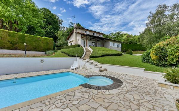 Saint-Cyr – Maison avec Vue Exceptionnelle, Piscine et Terrain de 1 800 m²