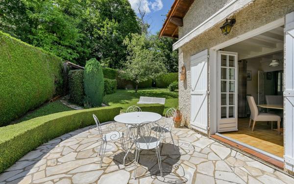 Saint-Cyr – Maison avec Vue Exceptionnelle, Piscine et Terrain de 1 800 m²