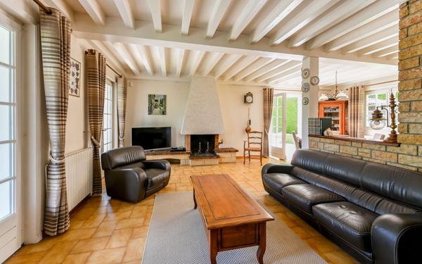 Saint-Cyr – Maison avec Vue Exceptionnelle, Piscine et Terrain de 1 800 m²