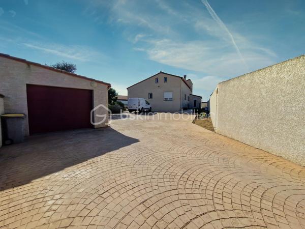 Implantée au calme absolu sur une vaste parcelle de 1 248 m², à proximité immédiate des commodités et à seulement quelques minutes des plages du Barcarès, cette magnifique villa développe 180 m² habitables, complétés par un grenier de 30 m². Vous serez séduit par ses volumes généreux, à commencer par une pièce de vie exceptionnelle d'environ 80 m², lumineuse et conviviale, prolongée par une mezzanine de 18 m². Une arrière-cuisine fonctionnelle vient parfaire l'espace de vie.
La partie nuit se compose de trois chambres confortables et d'une salle de bain complète avec douche, baignoire et double vasque. Un grenier de 30 m2 peut être aménagé en 4 ème chambre ou bureau.
À l'extérieur, tout est pensé pour le confort et la détente : une piscine XXL, plus de 120 m² de terrasses, un espace barbecue, une douche et des WC extérieurs. Un garage indépendant de 22 m², un local technique, un forage avec arrosage automatique, un parking béton marque de 250 m², ainsi qu'un équipement de sécurité complet (visiophone, caméras connectées) complètent ce bien d'exception, idéal pour une vie familiale ou de réception.