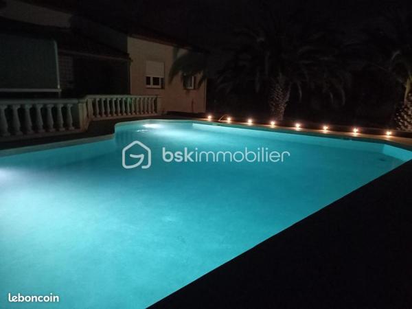 Implantée au calme absolu sur une vaste parcelle de 1 248 m², à proximité immédiate des commodités et à seulement quelques minutes des plages du Barcarès, cette magnifique villa développe 180 m² habitables, complétés par un grenier de 30 m². Vous serez séduit par ses volumes généreux, à commencer par une pièce de vie exceptionnelle d'environ 80 m², lumineuse et conviviale, prolongée par une mezzanine de 18 m². Une arrière-cuisine fonctionnelle vient parfaire l'espace de vie.
La partie nuit se compose de trois chambres confortables et d'une salle de bain complète avec douche, baignoire et double vasque. Un grenier de 30 m2 peut être aménagé en 4 ème chambre ou bureau.
À l'extérieur, tout est pensé pour le confort et la détente : une piscine XXL, plus de 120 m² de terrasses, un espace barbecue, une douche et des WC extérieurs. Un garage indépendant de 22 m², un local technique, un forage avec arrosage automatique, un parking béton marque de 250 m², ainsi qu'un équipement de sécurité complet (visiophone, caméras connectées) complètent ce bien d'exception, idéal pour une vie familiale ou de réception.