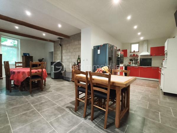 Cette maison de village individuelle, vous attend, avec ses terrasses, son jardinet et son intérieur, entièrement rénové.
En plain-pied, le hall d'entrée vous amène vers l'espace buanderie et l'extérieur, vers le coin toilette séparée et la salle d'eau, et vers la pièce de vie, avec sa cuisine aménagée et équipée. 
Le salon qui suit vous amène par l'escalier à l'étage, ou quatre chambres de 13,5 à 22 m² environ vous attendent. Un WC et une salle d'eau.
La terrasse de 19 m² environ termine cet étage, pour profiter des belles journées.
En extérieur, un double terrasse couverte, un cour d'entrée, une partie garage ouvert pour votre véhicule, ainsi qu'une dépendance de 15 m² environ.

PRESTATIONS : Toiture bonne, Chauffage par convecteurs électriques et poêle à pellet, Isolation cloison, plafond et combles en laine de roche, Double vitrage, Tout à l'égout, Fibre en place, VMC.

Ecole sur place, et autres commodités.

Une visite s'impose, vous arrivez, vous posez vos valises !

VOTRE CONSEILLERE EST DISPONIBLE 7/7 Jours.