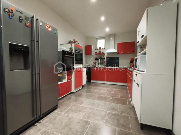 Cette maison de village individuelle, vous attend, avec ses terrasses, son jardinet et son intérieur, entièrement rénové.
En plain-pied, le hall d'entrée vous amène vers l'espace buanderie et l'extérieur, vers le coin toilette séparée et la salle d'eau, et vers la pièce de vie, avec sa cuisine aménagée et équipée. 
Le salon qui suit vous amène par l'escalier à l'étage, ou quatre chambres de 13,5 à 22 m² environ vous attendent. Un WC et une salle d'eau.
La terrasse de 19 m² environ termine cet étage, pour profiter des belles journées.
En extérieur, un double terrasse couverte, un cour d'entrée, une partie garage ouvert pour votre véhicule, ainsi qu'une dépendance de 15 m² environ.

PRESTATIONS : Toiture bonne, Chauffage par convecteurs électriques et poêle à pellet, Isolation cloison, plafond et combles en laine de roche, Double vitrage, Tout à l'égout, Fibre en place, VMC.

Ecole sur place, et autres commodités.

Une visite s'impose, vous arrivez, vous posez vos valises !

VOTRE CONSEILLERE EST DISPONIBLE 7/7 Jours.