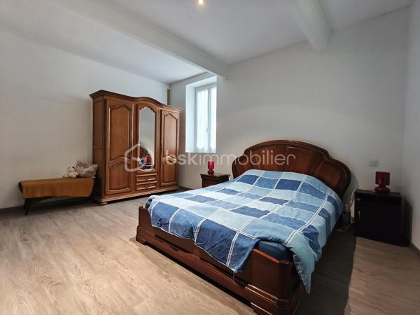 Cette maison de village individuelle, vous attend, avec ses terrasses, son jardinet et son intérieur, entièrement rénové.
En plain-pied, le hall d'entrée vous amène vers l'espace buanderie et l'extérieur, vers le coin toilette séparée et la salle d'eau, et vers la pièce de vie, avec sa cuisine aménagée et équipée. 
Le salon qui suit vous amène par l'escalier à l'étage, ou quatre chambres de 13,5 à 22 m² environ vous attendent. Un WC et une salle d'eau.
La terrasse de 19 m² environ termine cet étage, pour profiter des belles journées.
En extérieur, un double terrasse couverte, un cour d'entrée, une partie garage ouvert pour votre véhicule, ainsi qu'une dépendance de 15 m² environ.

PRESTATIONS : Toiture bonne, Chauffage par convecteurs électriques et poêle à pellet, Isolation cloison, plafond et combles en laine de roche, Double vitrage, Tout à l'égout, Fibre en place, VMC.

Ecole sur place, et autres commodités.

Une visite s'impose, vous arrivez, vous posez vos valises !

VOTRE CONSEILLERE EST DISPONIBLE 7/7 Jours.