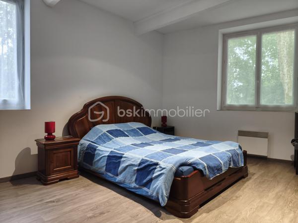 Cette maison de village individuelle, vous attend, avec ses terrasses, son jardinet et son intérieur, entièrement rénové.
En plain-pied, le hall d'entrée vous amène vers l'espace buanderie et l'extérieur, vers le coin toilette séparée et la salle d'eau, et vers la pièce de vie, avec sa cuisine aménagée et équipée. 
Le salon qui suit vous amène par l'escalier à l'étage, ou quatre chambres de 13,5 à 22 m² environ vous attendent. Un WC et une salle d'eau.
La terrasse de 19 m² environ termine cet étage, pour profiter des belles journées.
En extérieur, un double terrasse couverte, un cour d'entrée, une partie garage ouvert pour votre véhicule, ainsi qu'une dépendance de 15 m² environ.

PRESTATIONS : Toiture bonne, Chauffage par convecteurs électriques et poêle à pellet, Isolation cloison, plafond et combles en laine de roche, Double vitrage, Tout à l'égout, Fibre en place, VMC.

Ecole sur place, et autres commodités.

Une visite s'impose, vous arrivez, vous posez vos valises !

VOTRE CONSEILLERE EST DISPONIBLE 7/7 Jours.