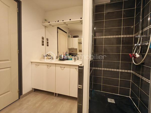 Cette maison de village individuelle, vous attend, avec ses terrasses, son jardinet et son intérieur, entièrement rénové.
En plain-pied, le hall d'entrée vous amène vers l'espace buanderie et l'extérieur, vers le coin toilette séparée et la salle d'eau, et vers la pièce de vie, avec sa cuisine aménagée et équipée. 
Le salon qui suit vous amène par l'escalier à l'étage, ou quatre chambres de 13,5 à 22 m² environ vous attendent. Un WC et une salle d'eau.
La terrasse de 19 m² environ termine cet étage, pour profiter des belles journées.
En extérieur, un double terrasse couverte, un cour d'entrée, une partie garage ouvert pour votre véhicule, ainsi qu'une dépendance de 15 m² environ.

PRESTATIONS : Toiture bonne, Chauffage par convecteurs électriques et poêle à pellet, Isolation cloison, plafond et combles en laine de roche, Double vitrage, Tout à l'égout, Fibre en place, VMC.

Ecole sur place, et autres commodités.

Une visite s'impose, vous arrivez, vous posez vos valises !

VOTRE CONSEILLERE EST DISPONIBLE 7/7 Jours.