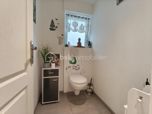 Cette maison de village individuelle, vous attend, avec ses terrasses, son jardinet et son intérieur, entièrement rénové.
En plain-pied, le hall d'entrée vous amène vers l'espace buanderie et l'extérieur, vers le coin toilette séparée et la salle d'eau, et vers la pièce de vie, avec sa cuisine aménagée et équipée. 
Le salon qui suit vous amène par l'escalier à l'étage, ou quatre chambres de 13,5 à 22 m² environ vous attendent. Un WC et une salle d'eau.
La terrasse de 19 m² environ termine cet étage, pour profiter des belles journées.
En extérieur, un double terrasse couverte, un cour d'entrée, une partie garage ouvert pour votre véhicule, ainsi qu'une dépendance de 15 m² environ.

PRESTATIONS : Toiture bonne, Chauffage par convecteurs électriques et poêle à pellet, Isolation cloison, plafond et combles en laine de roche, Double vitrage, Tout à l'égout, Fibre en place, VMC.

Ecole sur place, et autres commodités.

Une visite s'impose, vous arrivez, vous posez vos valises !

VOTRE CONSEILLERE EST DISPONIBLE 7/7 Jours.