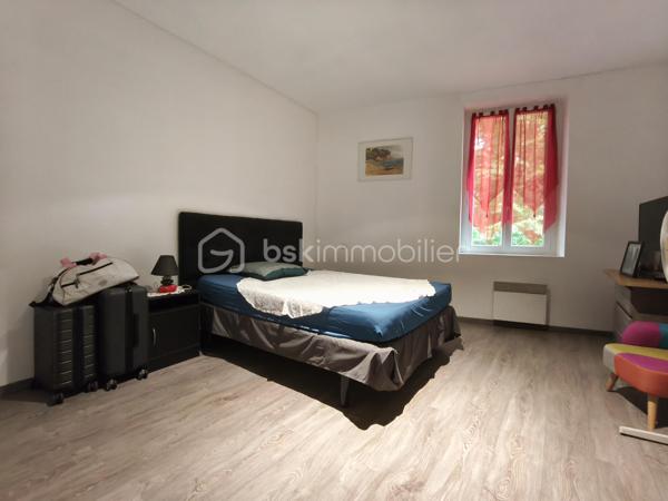 Cette maison de village individuelle, vous attend, avec ses terrasses, son jardinet et son intérieur, entièrement rénové.
En plain-pied, le hall d'entrée vous amène vers l'espace buanderie et l'extérieur, vers le coin toilette séparée et la salle d'eau, et vers la pièce de vie, avec sa cuisine aménagée et équipée. 
Le salon qui suit vous amène par l'escalier à l'étage, ou quatre chambres de 13,5 à 22 m² environ vous attendent. Un WC et une salle d'eau.
La terrasse de 19 m² environ termine cet étage, pour profiter des belles journées.
En extérieur, un double terrasse couverte, un cour d'entrée, une partie garage ouvert pour votre véhicule, ainsi qu'une dépendance de 15 m² environ.

PRESTATIONS : Toiture bonne, Chauffage par convecteurs électriques et poêle à pellet, Isolation cloison, plafond et combles en laine de roche, Double vitrage, Tout à l'égout, Fibre en place, VMC.

Ecole sur place, et autres commodités.

Une visite s'impose, vous arrivez, vous posez vos valises !

VOTRE CONSEILLERE EST DISPONIBLE 7/7 Jours.