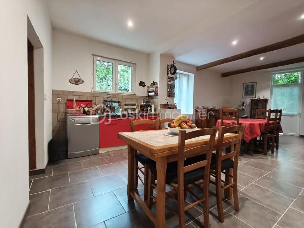 Cette maison de village individuelle, vous attend, avec ses terrasses, son jardinet et son intérieur, entièrement rénové.
En plain-pied, le hall d'entrée vous amène vers l'espace buanderie et l'extérieur, vers le coin toilette séparée et la salle d'eau, et vers la pièce de vie, avec sa cuisine aménagée et équipée. 
Le salon qui suit vous amène par l'escalier à l'étage, ou quatre chambres de 13,5 à 22 m² environ vous attendent. Un WC et une salle d'eau.
La terrasse de 19 m² environ termine cet étage, pour profiter des belles journées.
En extérieur, un double terrasse couverte, un cour d'entrée, une partie garage ouvert pour votre véhicule, ainsi qu'une dépendance de 15 m² environ.

PRESTATIONS : Toiture bonne, Chauffage par convecteurs électriques et poêle à pellet, Isolation cloison, plafond et combles en laine de roche, Double vitrage, Tout à l'égout, Fibre en place, VMC.

Ecole sur place, et autres commodités.

Une visite s'impose, vous arrivez, vous posez vos valises !

VOTRE CONSEILLERE EST DISPONIBLE 7/7 Jours.