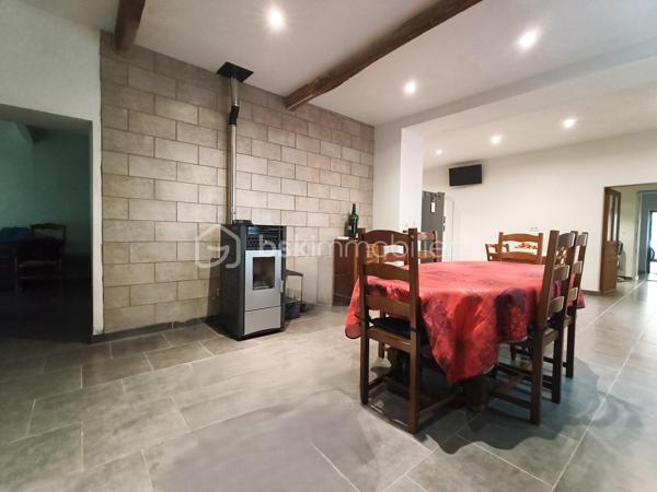 Cette maison de village individuelle, vous attend, avec ses terrasses, son jardinet et son intérieur, entièrement rénové.
En plain-pied, le hall d'entrée vous amène vers l'espace buanderie et l'extérieur, vers le coin toilette séparée et la salle d'eau, et vers la pièce de vie, avec sa cuisine aménagée et équipée. 
Le salon qui suit vous amène par l'escalier à l'étage, ou quatre chambres de 13,5 à 22 m² environ vous attendent. Un WC et une salle d'eau.
La terrasse de 19 m² environ termine cet étage, pour profiter des belles journées.
En extérieur, un double terrasse couverte, un cour d'entrée, une partie garage ouvert pour votre véhicule, ainsi qu'une dépendance de 15 m² environ.

PRESTATIONS : Toiture bonne, Chauffage par convecteurs électriques et poêle à pellet, Isolation cloison, plafond et combles en laine de roche, Double vitrage, Tout à l'égout, Fibre en place, VMC.

Ecole sur place, et autres commodités.

Une visite s'impose, vous arrivez, vous posez vos valises !

VOTRE CONSEILLERE EST DISPONIBLE 7/7 Jours.