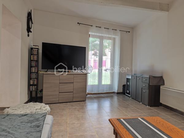 Cette maison de village individuelle, vous attend, avec ses terrasses, son jardinet et son intérieur, entièrement rénové.
En plain-pied, le hall d'entrée vous amène vers l'espace buanderie et l'extérieur, vers le coin toilette séparée et la salle d'eau, et vers la pièce de vie, avec sa cuisine aménagée et équipée. 
Le salon qui suit vous amène par l'escalier à l'étage, ou quatre chambres de 13,5 à 22 m² environ vous attendent. Un WC et une salle d'eau.
La terrasse de 19 m² environ termine cet étage, pour profiter des belles journées.
En extérieur, un double terrasse couverte, un cour d'entrée, une partie garage ouvert pour votre véhicule, ainsi qu'une dépendance de 15 m² environ.

PRESTATIONS : Toiture bonne, Chauffage par convecteurs électriques et poêle à pellet, Isolation cloison, plafond et combles en laine de roche, Double vitrage, Tout à l'égout, Fibre en place, VMC.

Ecole sur place, et autres commodités.

Une visite s'impose, vous arrivez, vous posez vos valises !

VOTRE CONSEILLERE EST DISPONIBLE 7/7 Jours.