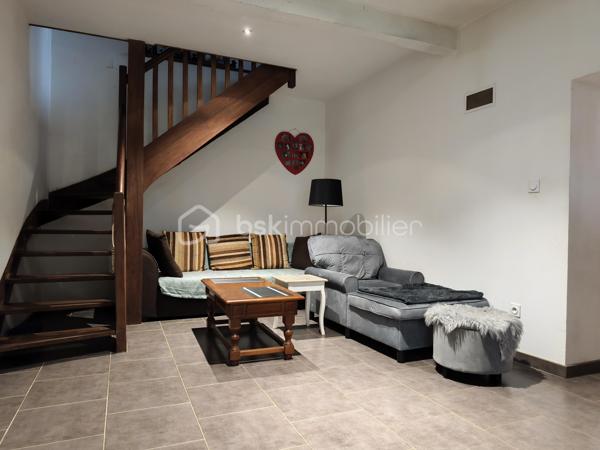 Cette maison de village individuelle, vous attend, avec ses terrasses, son jardinet et son intérieur, entièrement rénové.
En plain-pied, le hall d'entrée vous amène vers l'espace buanderie et l'extérieur, vers le coin toilette séparée et la salle d'eau, et vers la pièce de vie, avec sa cuisine aménagée et équipée. 
Le salon qui suit vous amène par l'escalier à l'étage, ou quatre chambres de 13,5 à 22 m² environ vous attendent. Un WC et une salle d'eau.
La terrasse de 19 m² environ termine cet étage, pour profiter des belles journées.
En extérieur, un double terrasse couverte, un cour d'entrée, une partie garage ouvert pour votre véhicule, ainsi qu'une dépendance de 15 m² environ.

PRESTATIONS : Toiture bonne, Chauffage par convecteurs électriques et poêle à pellet, Isolation cloison, plafond et combles en laine de roche, Double vitrage, Tout à l'égout, Fibre en place, VMC.

Ecole sur place, et autres commodités.

Une visite s'impose, vous arrivez, vous posez vos valises !

VOTRE CONSEILLERE EST DISPONIBLE 7/7 Jours.