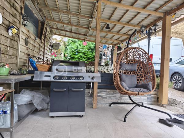 Cette maison de village individuelle, vous attend, avec ses terrasses, son jardinet et son intérieur, entièrement rénové.
En plain-pied, le hall d'entrée vous amène vers l'espace buanderie et l'extérieur, vers le coin toilette séparée et la salle d'eau, et vers la pièce de vie, avec sa cuisine aménagée et équipée. 
Le salon qui suit vous amène par l'escalier à l'étage, ou quatre chambres de 13,5 à 22 m² environ vous attendent. Un WC et une salle d'eau.
La terrasse de 19 m² environ termine cet étage, pour profiter des belles journées.
En extérieur, un double terrasse couverte, un cour d'entrée, une partie garage ouvert pour votre véhicule, ainsi qu'une dépendance de 15 m² environ.

PRESTATIONS : Toiture bonne, Chauffage par convecteurs électriques et poêle à pellet, Isolation cloison, plafond et combles en laine de roche, Double vitrage, Tout à l'égout, Fibre en place, VMC.

Ecole sur place, et autres commodités.

Une visite s'impose, vous arrivez, vous posez vos valises !

VOTRE CONSEILLERE EST DISPONIBLE 7/7 Jours.