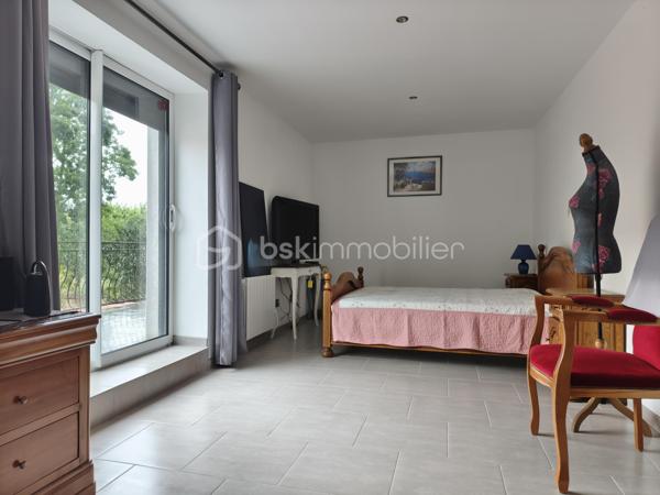 Cette maison de village individuelle, vous attend, avec ses terrasses, son jardinet et son intérieur, entièrement rénové.
En plain-pied, le hall d'entrée vous amène vers l'espace buanderie et l'extérieur, vers le coin toilette séparée et la salle d'eau, et vers la pièce de vie, avec sa cuisine aménagée et équipée. 
Le salon qui suit vous amène par l'escalier à l'étage, ou quatre chambres de 13,5 à 22 m² environ vous attendent. Un WC et une salle d'eau.
La terrasse de 19 m² environ termine cet étage, pour profiter des belles journées.
En extérieur, un double terrasse couverte, un cour d'entrée, une partie garage ouvert pour votre véhicule, ainsi qu'une dépendance de 15 m² environ.

PRESTATIONS : Toiture bonne, Chauffage par convecteurs électriques et poêle à pellet, Isolation cloison, plafond et combles en laine de roche, Double vitrage, Tout à l'égout, Fibre en place, VMC.

Ecole sur place, et autres commodités.

Une visite s'impose, vous arrivez, vous posez vos valises !

VOTRE CONSEILLERE EST DISPONIBLE 7/7 Jours.