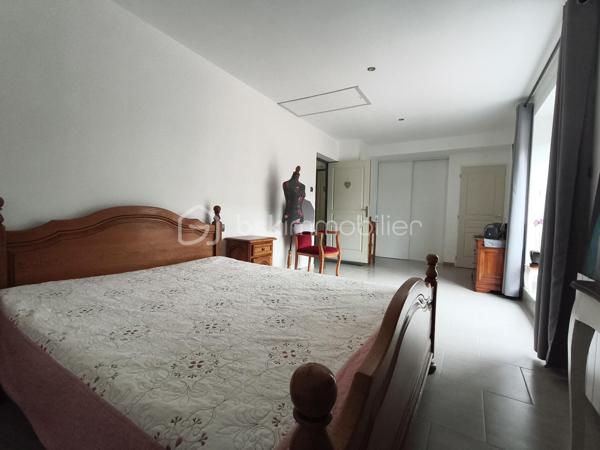 Cette maison de village individuelle, vous attend, avec ses terrasses, son jardinet et son intérieur, entièrement rénové.
En plain-pied, le hall d'entrée vous amène vers l'espace buanderie et l'extérieur, vers le coin toilette séparée et la salle d'eau, et vers la pièce de vie, avec sa cuisine aménagée et équipée. 
Le salon qui suit vous amène par l'escalier à l'étage, ou quatre chambres de 13,5 à 22 m² environ vous attendent. Un WC et une salle d'eau.
La terrasse de 19 m² environ termine cet étage, pour profiter des belles journées.
En extérieur, un double terrasse couverte, un cour d'entrée, une partie garage ouvert pour votre véhicule, ainsi qu'une dépendance de 15 m² environ.

PRESTATIONS : Toiture bonne, Chauffage par convecteurs électriques et poêle à pellet, Isolation cloison, plafond et combles en laine de roche, Double vitrage, Tout à l'égout, Fibre en place, VMC.

Ecole sur place, et autres commodités.

Une visite s'impose, vous arrivez, vous posez vos valises !

VOTRE CONSEILLERE EST DISPONIBLE 7/7 Jours.