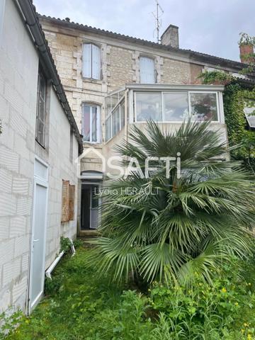 Immeuble de rapport composé d'un local commercial et d'un grand appartement avec extérieur, plein coeur de Ruelle sur Touvre