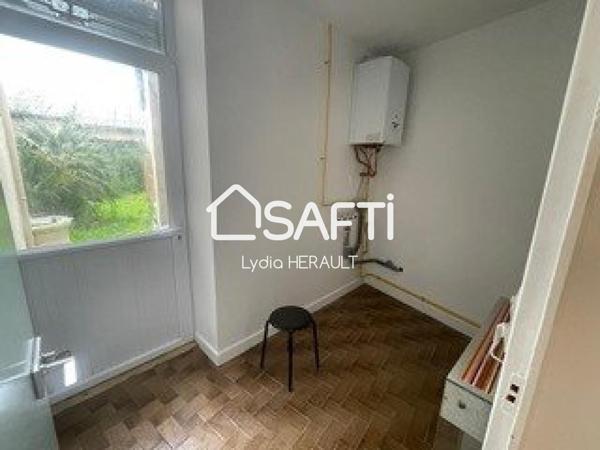 Immeuble de rapport composé d'un local commercial et d'un grand appartement avec extérieur, plein coeur de Ruelle sur Touvre