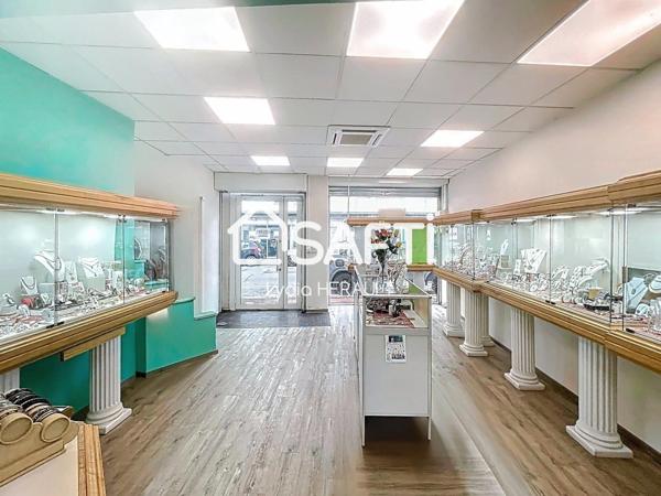 Immeuble de rapport composé d'un local commercial et d'un grand appartement avec extérieur, plein coeur de Ruelle sur Touvre